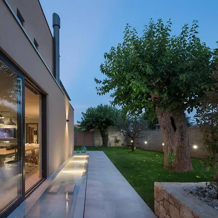 Villa Melon With Private Pool And Bbq Near Porec Kirmenjak
