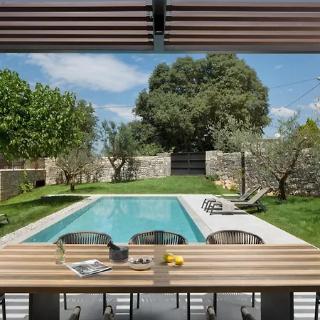 Melon With Private Pool And Bbq Near Porec